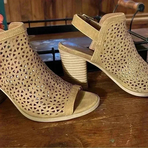 3” Dress heels, Universal Thread women’s size 6 chunky sandals, tan, Easter - Picture 4 of 7